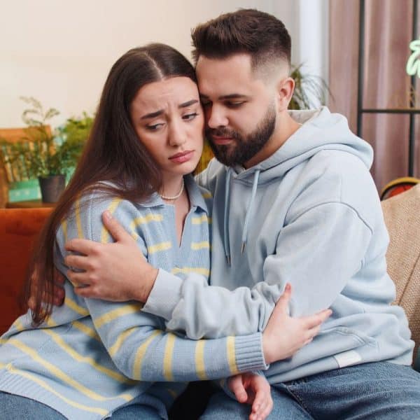 Come aiutare il tuo partner a sentirsi meglio quando si sente giù